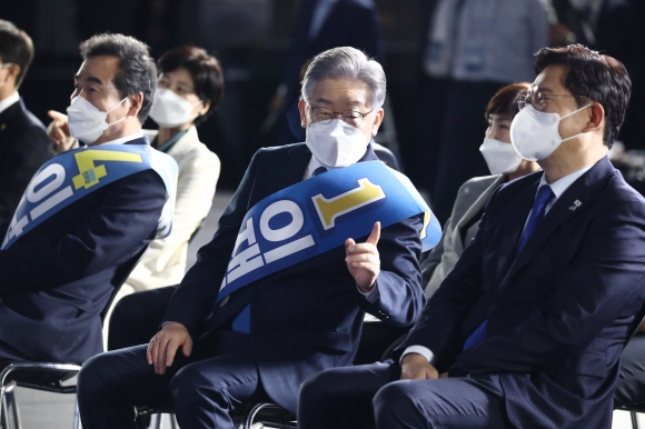 더불어민주당 이재명 대선 경선 후보(가운데)와 송영길 대표가 10일 오후 서울 올림픽공원 SK핸드볼경기장에서 열린 서울 합동연설회 및 3차 슈퍼위크에서 대화를 나누고 있다. 2021. 10. 10 김명국 선임기자 daunso@seoul.co.kr