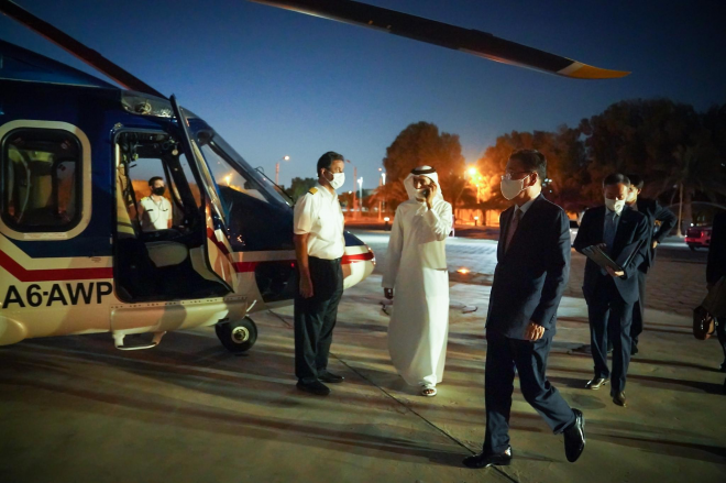 아랍에미리트(UAE)를 방문한 한국 외교부 출장단이 10일(현지시간) 수도 아부다비에서 두바이로 이동하기 위해 UAE 측이 제공한 왕실전용헬기에 타고 있다. 외교부 페이스북 캡처