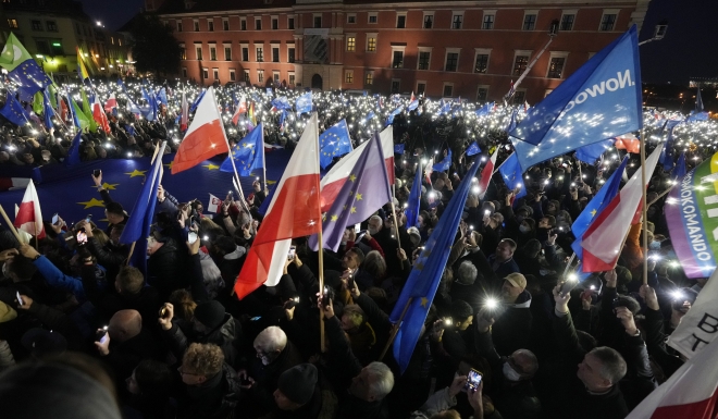 폴란드의 유럽연합(EU) 탈퇴, 이른바 폴렉시트를 우려하는 시민들이 10일(현지시간) 밤 바르샤바 거리에서 자신들의 스마트폰 플래시를 켜며 항의시위를 하고 있다. 바르샤바 AP 연합뉴스
