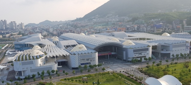 다음달 6일 여수고 총동문 체육대회가 열리는 여수엑스포장. 전국 각지에서 모이는 동문들의 집단 방문으로 코로나 집단 감염 가능성이 우려되면서 시민들은 ‘자기들만의 잔치’를 벌인다며 분통을 터뜨리고 있다. 