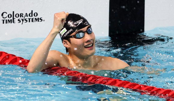 황선우, 전국체전 혼영 200m 한국 신기록… 4관왕 등극