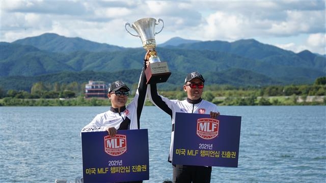 지난달 MLF 최종 한국 대표로 선발된 조현동 프로(왼쪽)와 강병호 프로가 트로피를 함께 들어 올리며 기념 촬영하는 모습.  MLF 코리아 제공