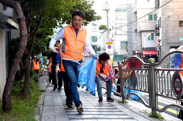 취임 초기부터 ‘쓰레기와의 전쟁’을 선포한 오승록 서울 노원구청장이 2019년 거리 청소활동을 하는 모습. 노원구 제공