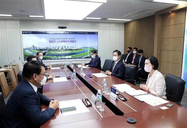김수영(오른쪽) 서울 양천구청장이 지난 6일 구청에서 한국국토정보공사와 디지털트윈 구축을 위한 양해각서를 체결하고 있다. 양천구 제공