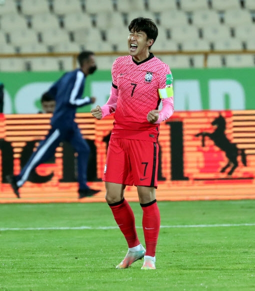 한국의 손흥민이 12일 밤 이란 테헤란 아자디 스타디움에서 열린 카타르 월드컵 아시아 최종예선 A조 4차전에서 이란을 상대로 선제골을 넣은 뒤 포효하고 있다. EPA 연합뉴스