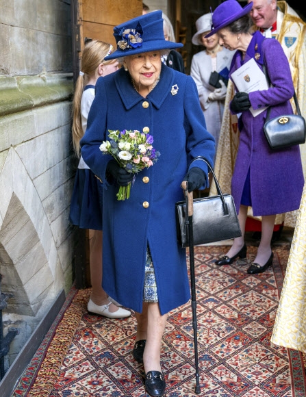 95세 엘리자베스 2세 영국 여왕이 12일(현지시간) 공식 행사에 처음으로 지팡이를 짚고 등장했다.AP 연합뉴스