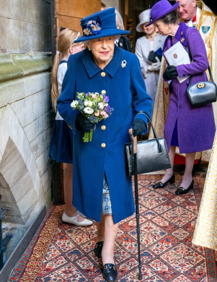 지팡이 짚고 웨스트민스터 사원 예배 참석하는 영국 여왕