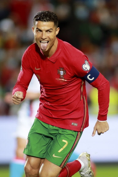 포르투갈의 크리스티아누 호날두가 13일 카타르 월드컵 유럽 예선 룩셈부르크와의 A조 경기에서 두 번째 페널티킥 득점을 온린 뒤 기뻐하고 있다. AP 연합뉴스