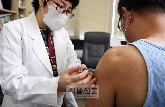 지난해 10월 서울의 한 병원에서 독감 예방접종을 하고 있다.  오장환 기자 5zzang@seoul.co.kr