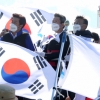 [서울포토] ‘한반도기 흔들며’ 평화의 깃발 퍼포먼스