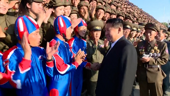 열병식 참가자들 격려하는 북한 김정은