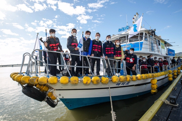 한강하구 ‘평화의 물길열기’ 행사 참석한 이인영 장관