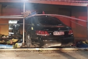 벤츠 승용차가 식당 외벽 충돌…종업원 1명 부상