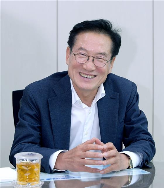 최기문 영천시장은 13일 서울신문과의 인터뷰에서 “12년째 끌어온 지역의 숙원사업인 영천경마공원(렛츠런파크 영천)이 마침내 2024년 준공을 목표로 내년 초 착공하게 된다”고 밝혔다. 최 시장은 이어 “영천 경마공원이 경북의 대표적인 레저·관광 랜드마크로 성장하고 지역 경제 활성화에도 기여할 수 있도록 더욱 노력하겠다”고 덧붙였다.  영천시 제공