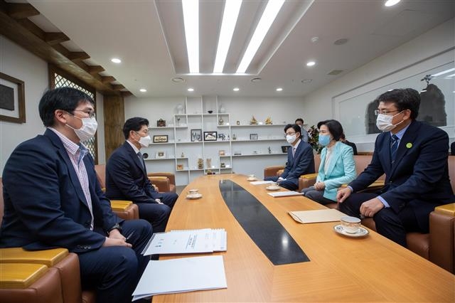 노형욱(왼쪽 두번째) 국토교통부 장관이 13일 서울 정동 국토발전전시관에서 박성수(오른쪽 세번째) 송파구청장, 김수영(오른쪽 두번째) 양천구청장, 오승록(오른쪽) 노원구청장과 면담하고 있다. 양천구 제공