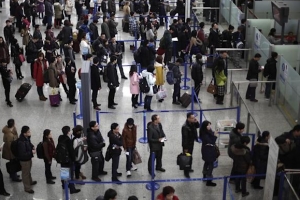 미 덴버공항 벌거벗은 채 돌아다닌 여성 “어디에서 왔수?”