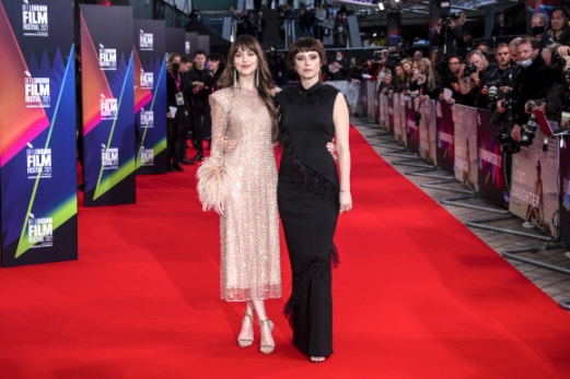 다코타 존슨(왼쪽)이 13일(현지시간) 영국에서 열린 ‘BFI 런던 영화제’에서 영화 ‘로스트 도터(The Lost Daughter)’의 시사회에 도착해 포즈를 취하고 있다. AP 연합뉴스