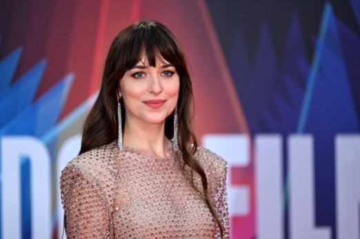 American actress Dakota Johnson poses on the red carpet on her  arrival to attend the European premiere of the film ‘The Lost Daughter’, during the 2021 BFI London Film Festival in London on October 13, 2021. (Photo by JUSTIN TALLIS / AFP)/2021-10-14 02:16:42/ <연합뉴스