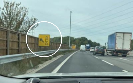 ‘↖△□○’ 영국 M4고속도로변에 설치된 도로표지판. 넷플릭스 드라마 ‘오징어게임’을 연상시켜 화제가 됐다. 템스밸리 도로경찰대 트위터
