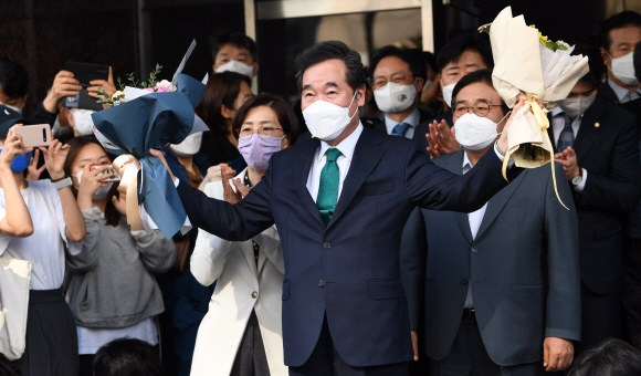 더불어민주당 이낙연(가운데) 전 대표가 14일 서울 여의도 대산빌딩에서 열린 캠프 해단식에서 꽃다발을 든 채 지지자들을 바라보고 있다. 정연호 기자 tpgod@seoul.co.kr