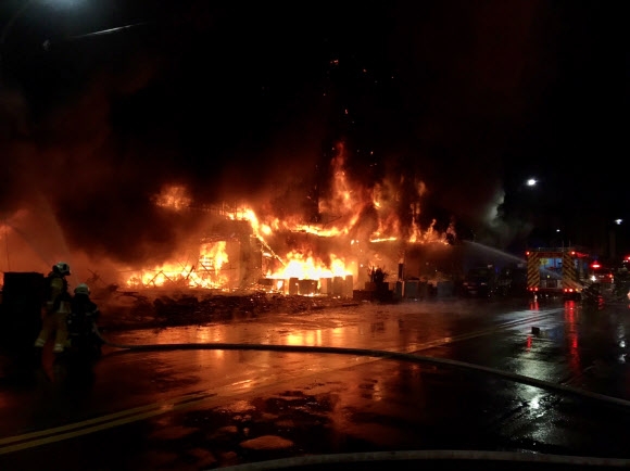 대만 40년 된 주상복합 건물서 화재… 최소 46명 사망