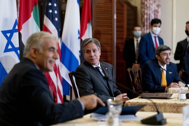 토니 블링컨(가운데) 미국 국무장관이 13일(현지시간) 야이르 라피드(왼쪽) 이스라엘 외무장관, 무함마드 빈 자예드 알나흐얀 아랍에미리트(UAE) 외무장관과 3자회담을 하고 있다. 워싱턴DC AP 연합뉴스
