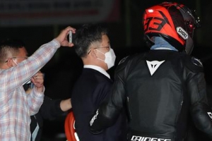 [포토] ‘구치소 나서는’ 김만배, 유튜버 등 피해 차량으로