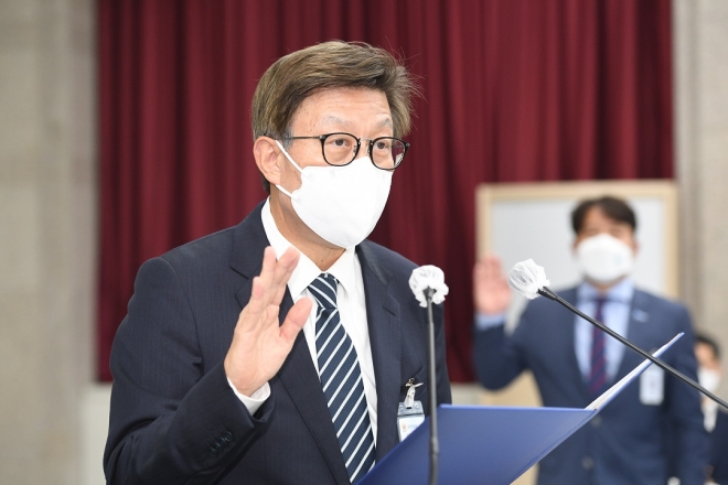 박형준 부산시장이 15일 부산시청에서 열린 행안위 소속 국감에서 증인 선서를 하고 있다.<부산시 제공>. 