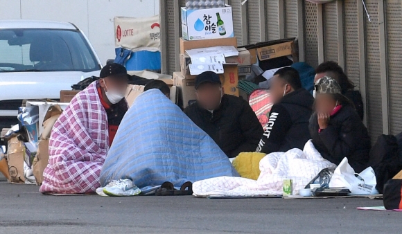 올가을 첫 한파특보가 내려진 17일 서울역에서 노숙자들이 삼삼오오 모여 앉아 추위를 피하고 있다. 2021.10.17 박지환기자 popocar@seoul.co.kr