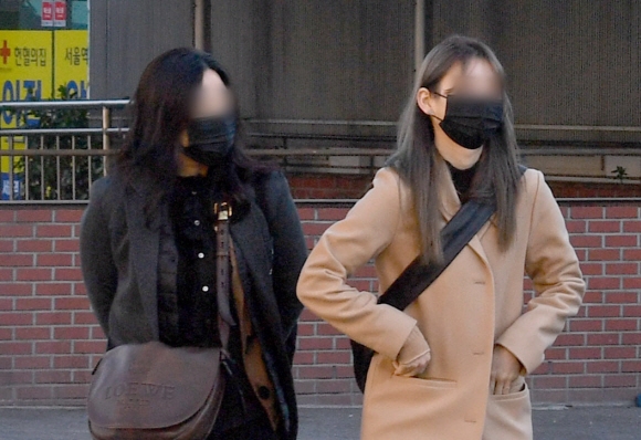 올가을 첫 한파특보가 내려진 17일 서울의 한 거리에서 시민들이 두꺼운 옷차림으로 거리를 걷고 있다. 2021.10.17 박지환기자 popocar@seoul.co.kr