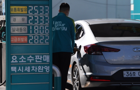 유가가 지속적으로 상승하면서 소비자물가도 상승하고 있는 가운데 17일 서울 시내의 한 주유소에서 차량들이 주유를 하고 있다. 2021. 10. 17 정연호 기자 tpgod@seoul.co.kr