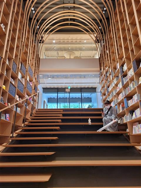 도쿄 신주쿠 와세다대 무라카미 하루키 라이브러리의 계단식 책장.