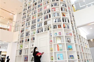 독서 장려하는 동작… 산책길에서 만나는 도서관