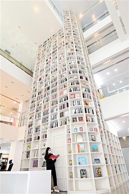 동작구립 김영삼도서관 로비에서 한 이용자가 책을 읽고 있는 모습. 동작구 제공