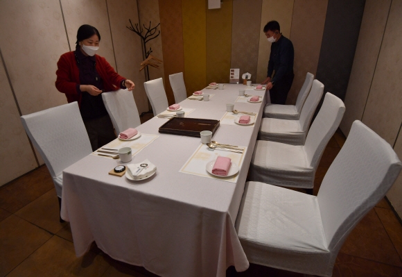 8인 테이블 준비하는 식당
