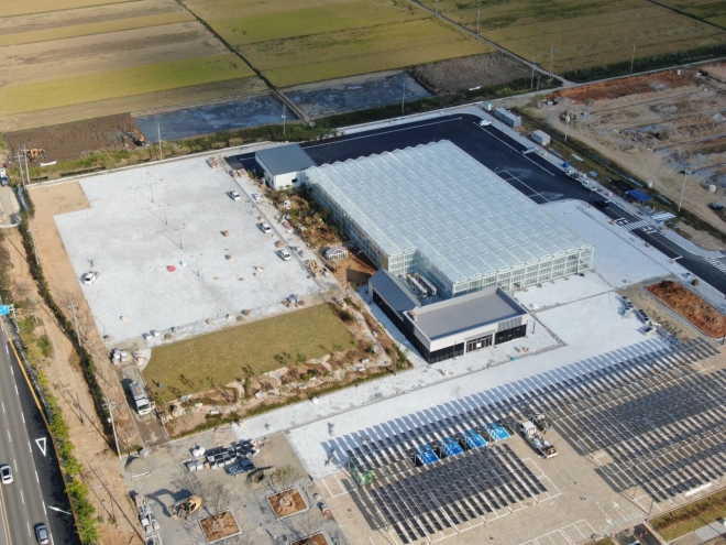 순천만국가정원 인근에 들어선 순천만가든마켓. 다음달 12일 개소를 앞두고 있지만 순천시의회가 자재 판매장을 운영하는 민간위탁동의안을 회부하지 않고 있어 사업 차질이 우려되고 있다. 