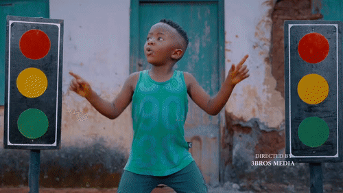 아프리카도 ‘오징어 게임’ 열풍 넷플릭스 드라마 ‘오징어 게임’을 모티브로 댄스 영상을 만든 아프리키 어린이들.  유튜브 Masaka Kids Afrikana