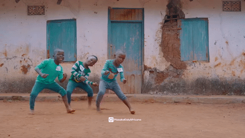 아프리카도 ‘오징어 게임’ 열풍 넷플릭스 드라마 ‘오징어 게임’을 모티브로 댄스 영상을 만든 아프리키 어린이들.  유튜브 Masaka Kids Afrikana