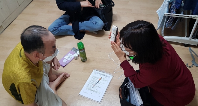 서울 강서구 관계자들이 지역 내 중장년 1인가구를 방문해 상담하고 있다. 강서구 제공 