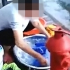 소화전 이용해 길거리 빨래하는 中여성…“현장 점검 강화할 것”