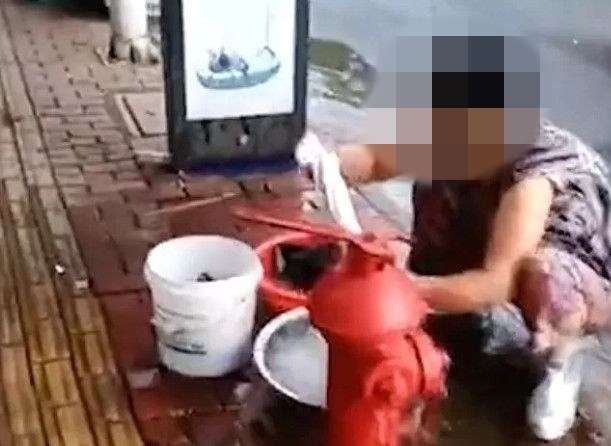 중국에서 소화전을 이용해 빨래하는 여성이 포착됐다. 온라인 커뮤니티 캡처