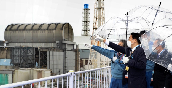 후쿠시마 원전 방문한 기시다 일본 총리 기시다 후미오(왼쪽 두 번째) 일본 총리가 17일 후쿠시마 제1 원자력발전소를 시찰하고 있다. 2021.10.17 후쿠시마 교도 연합뉴스