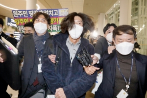 남욱 신병 확보 ‘대장동 수사’ 탄력… 檢, 김만배 영장 재청구 시도