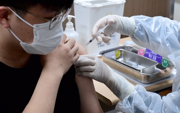 소아·청소년엔 화이자 접종  서울 양천구 홍익병원에서 한 학생이 코로나19 백신 접종을 하고 있다.  사진공동취재단