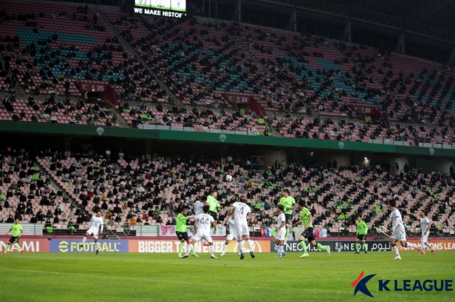 지난 17일 울산 현대와 전북 현대의 아시아 챔피언스리그 8강전 경기가 약 7000명의 관중이 입장한 가운데 열리고 있다. 한국프로축구연맹 제공