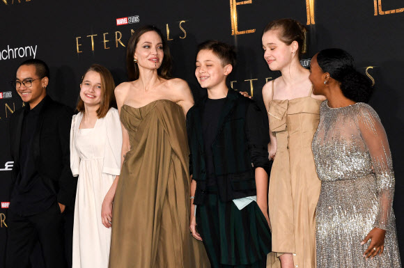TOPSHOT - US actress Angelina Jolie and her children (L-R) Maddox, Vivienne, Knox, Shiloh and Zahara arrive for the world premiere of Marvel Studios‘ “Eternals” at the Dolby theatre in Los Angeles, October 18, 2021. (Photo by VALERIE MACON / AFP)/2021-10-19 17:07:02/ <연합뉴스