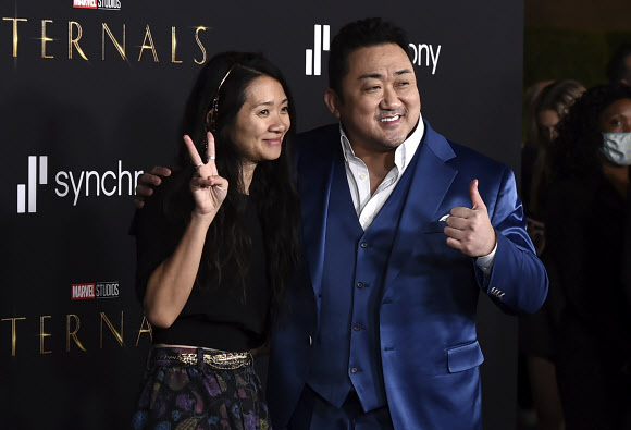 Director Chloe Zhao, left, and Don Lee arrive at the premiere of “Eternals” on Monday, Oct. 18. 2021, in Los Angeles. (Photo by Jordan Strauss/Invision/AP) 101821127374, 21334631,/2021-10-19 15:06:37/ <연합뉴스