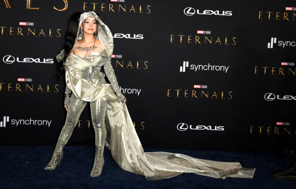 US-Filipino singer Bella Poarch arrives for the world premiere of Marvel Studios‘ “Eternals” at the Dolby theatre in Los Angeles, October 18, 2021. (Photo by VALERIE MACON / AFP)/2021-10-19 11:43:04/ <연합뉴스