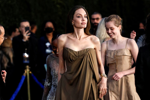 Cast member Angelina Jolie arrives at the premiere for the film “Eternals” in Los Angeles, California, U.S. October 18, 2021. REUTERS/Mario Anzuoni/2021-10-19 10:44:53/ <연합뉴스