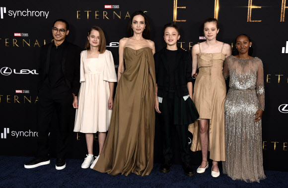 From left, Maddox Jolie-Pitt, Vivienne Jolie-Pitt, Angelina Jolie, Knox Jolie-Pitt, Shiloh Jolie-Pitt, and Zahara Jolie-Pitt arrive at the premiere of “Eternals” on Monday, Oct. 18. 2021, in Los Angeles. (Photo by Jordan Strauss/Invision/AP) 101821127374, 21334631,/2021-10-19 14:36:22/ <연합뉴스